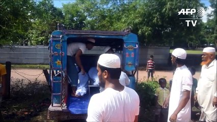 Bangladesh: des bénévoles enterrent les Rohingyas morts en mer