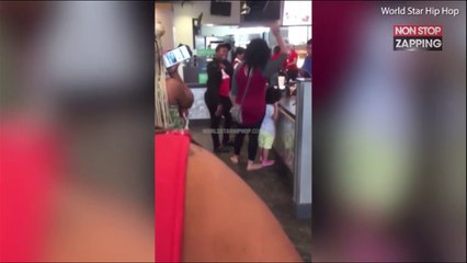 Une cliente du McDonald’s frappe une mère avec son enfant dans les bras (Vidéo)