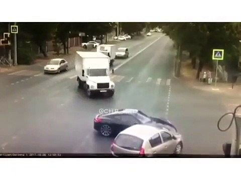 Un chauffard en Porsche tente un délit de fuite après avoir percuté une voiture... Raté