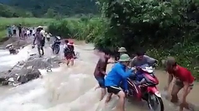 Nghệ An Phụ huynh cõng hàng trăm học sinh đi học do cầu tạm bị trôi