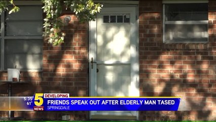 下载视频: Police Use Taser on Knife-Wielding Elderly Man in Arkansas