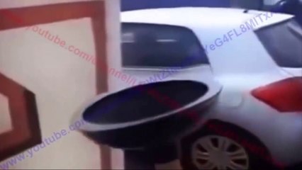 طريقة بسيطة جدا لفتح باب السيارة المغلق بغير قصد روعة