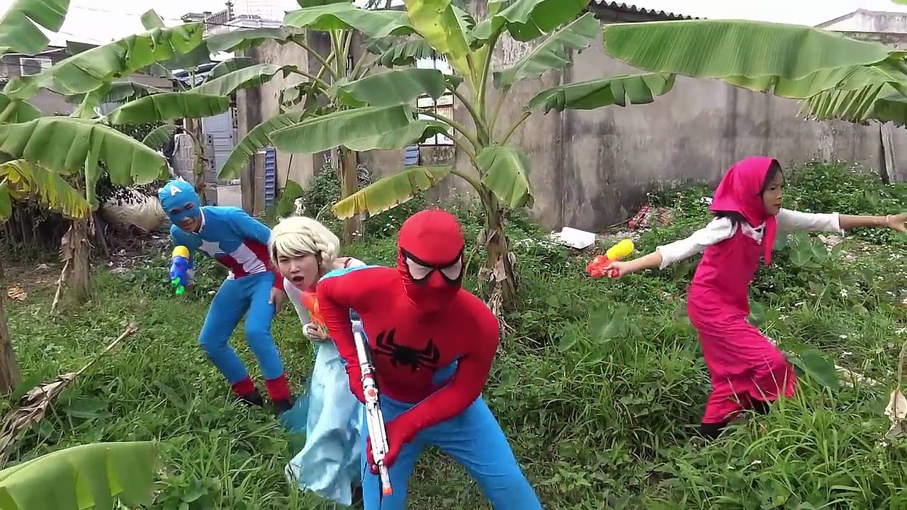 Masha bebê Pontapé Nádega Palhaço Cair Pântano Homem Aranha Elsa congelada na vida real Vídeo