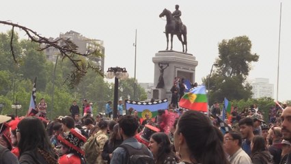 Chilenos protestan en contra del "colonialismo" y a favor del pueblo mapuche