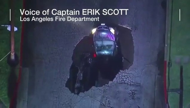 Une voiture disparait, avaler en pleine route par une doline à Los Angeles en Californie
