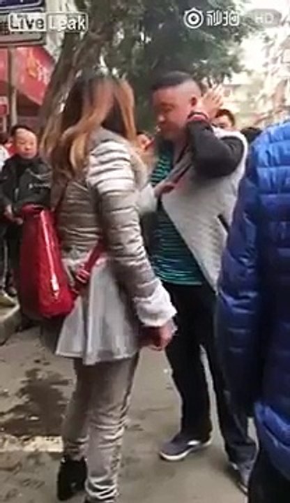 Cette femme éclate son mari en pleine rue parce qu'il l'a trompé!