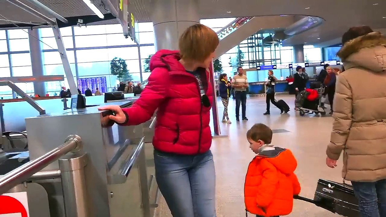 Bad Baby УГНАЛИ САМОЛЕТ Вредные детки стали пилотами Kids re for first flight on airplane