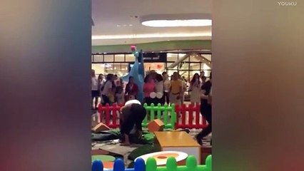 Grushtohen disa prindër, pasi fëmijët u grindën për një lojë