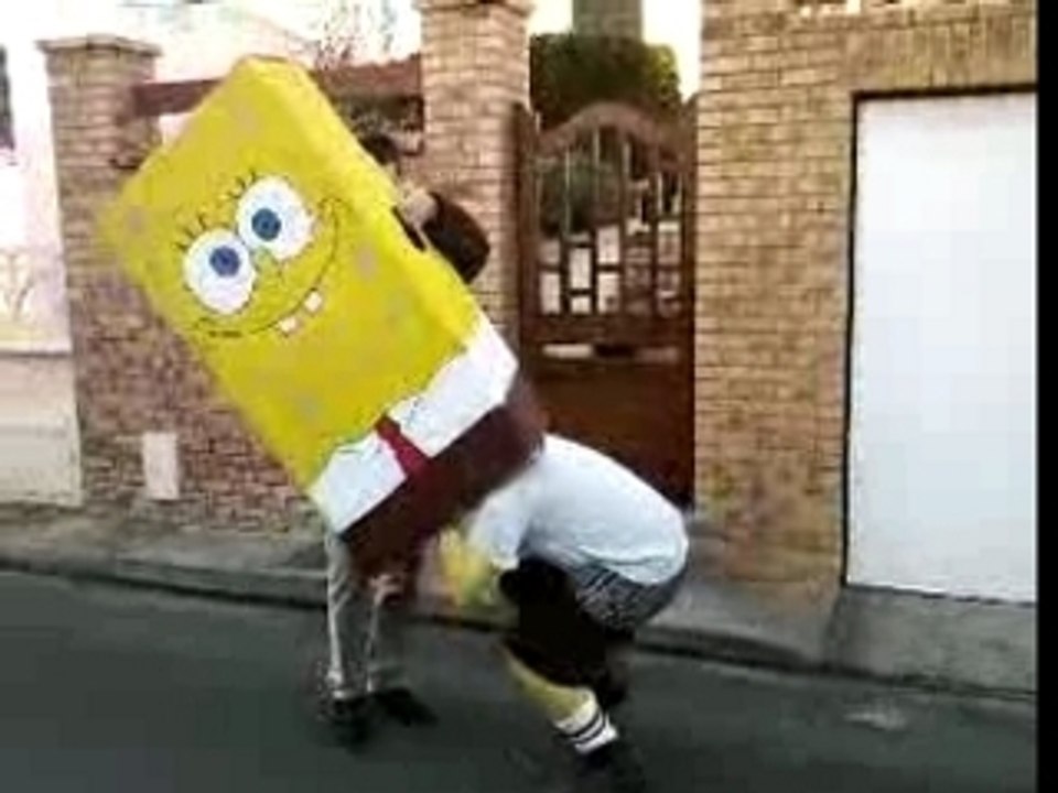 Bob l'éponge met son costume