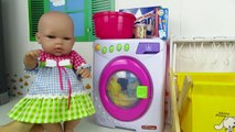 La muñeca bebé Lucía hace tareas del hogar, poner lavadora, tender la ropa y planchar