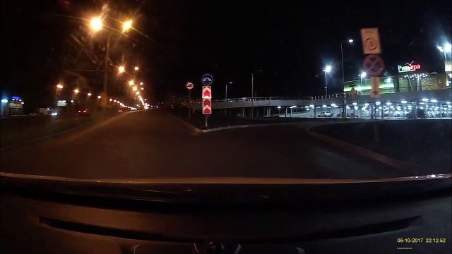 Des débiles sur un capot de voiture se font percuter par une autre voiture