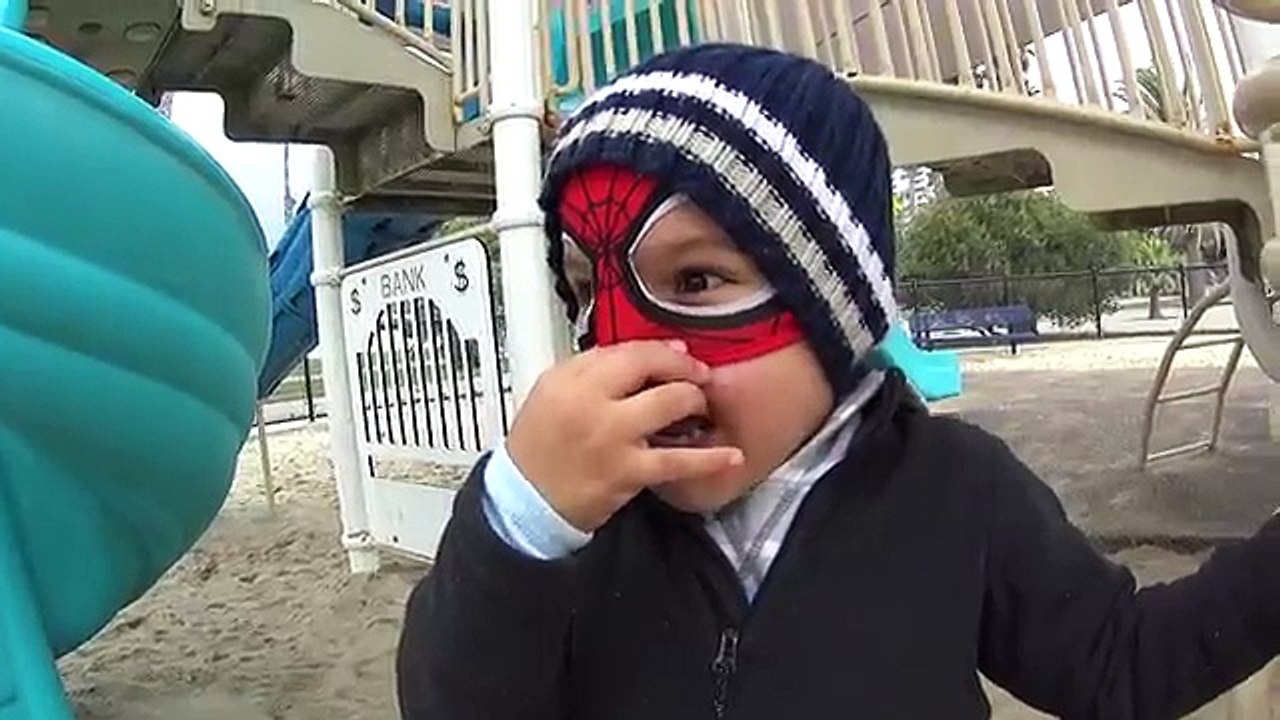 HOMEM ARANHA no parquinho de diversão na Califórnia - SPIDER MAN at the California playground