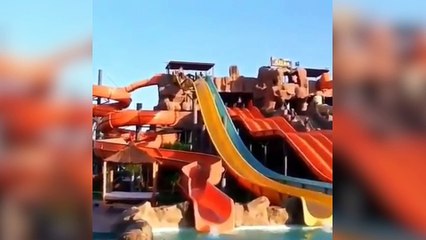 Un homme crée un tsunami en descendant un toboggan !