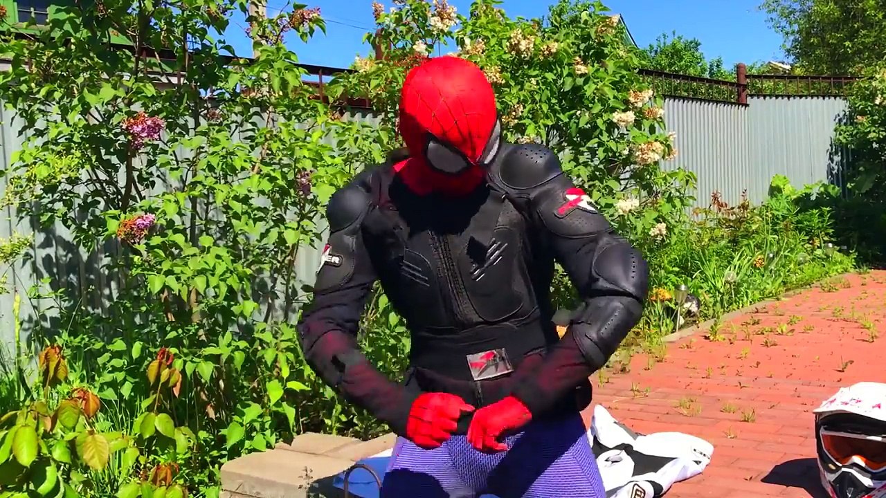 SpiderMan, bir Motosiklet Yamahayı satın aldı ve RACE MOTOCROSS VS Batmanı Başlattı IRL