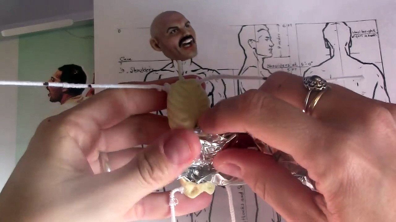 Elle réalise une figurine de Freddie Mercury