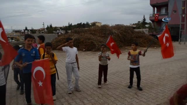Suriye Sınırındaki Evlere Türk Bayrağı Asıldı