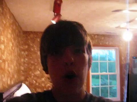 Un ado devient hystérique après que sa mère ait suspendu son abonnement à un jeu-vidéo