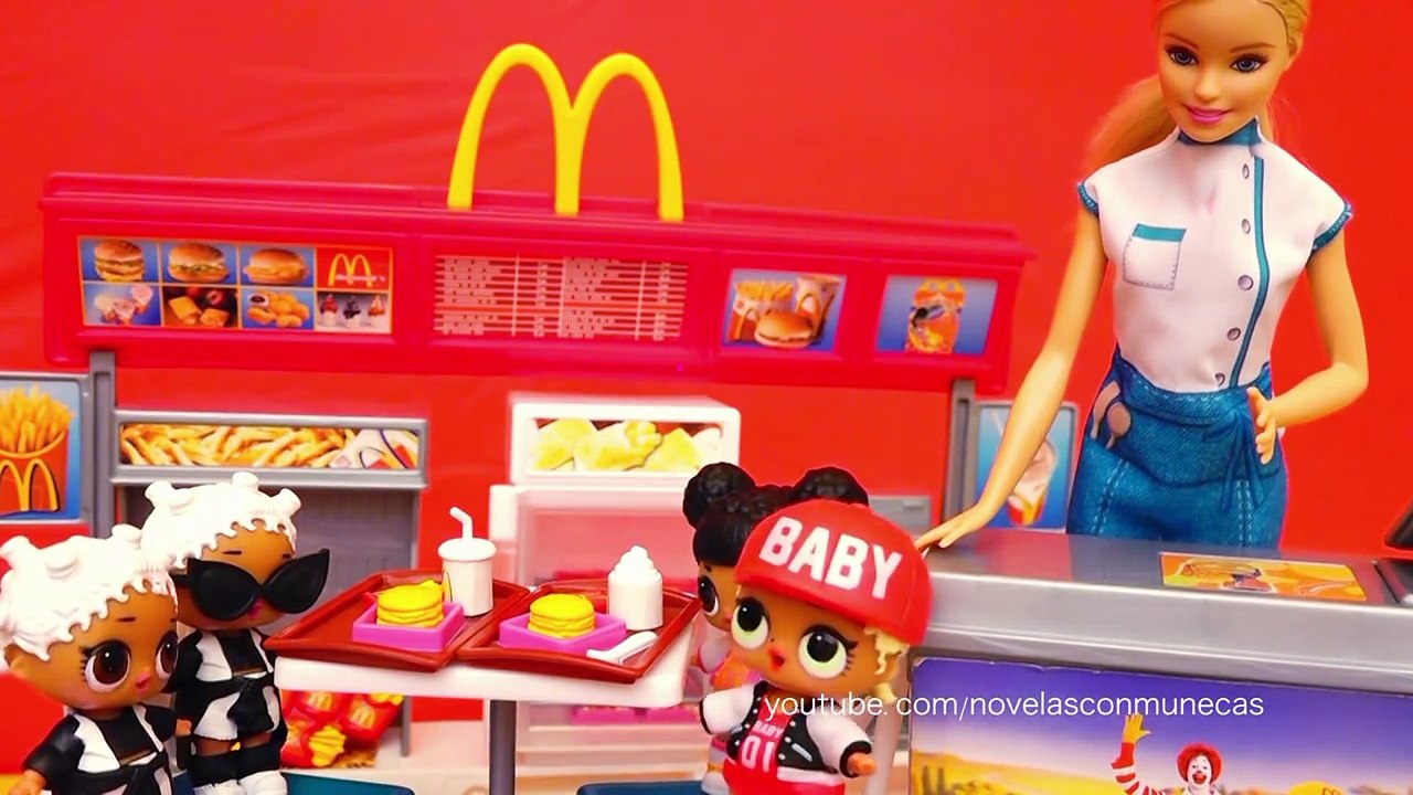 Juguetes como huevos sorpresa de muñecas L.O.L Surprise - Bebes van a McDonalds y salón de belleza