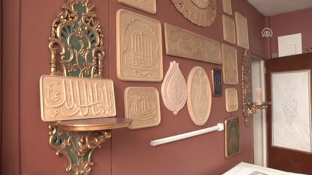 Usta Eller Hat Sanatını Ahşaba İşliyor