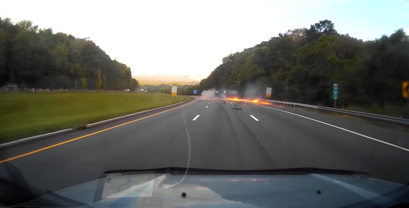 Un camion vacille et finit par se renverser