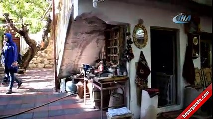 İki evini de sergi evine dönüştürdü