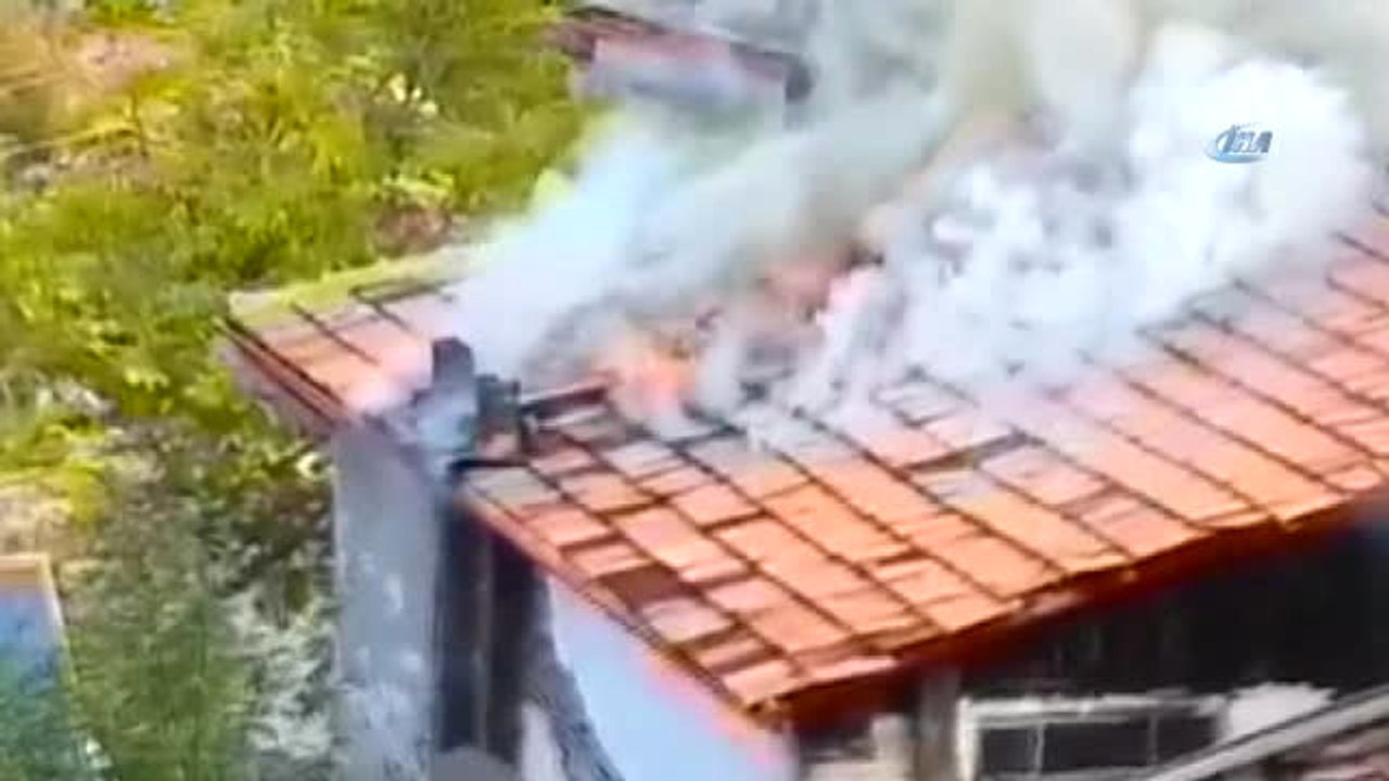 Bacada Çıkan Yangın, Kış Arefesinde 3 Kişilik Aileyi Evsiz Bıraktı