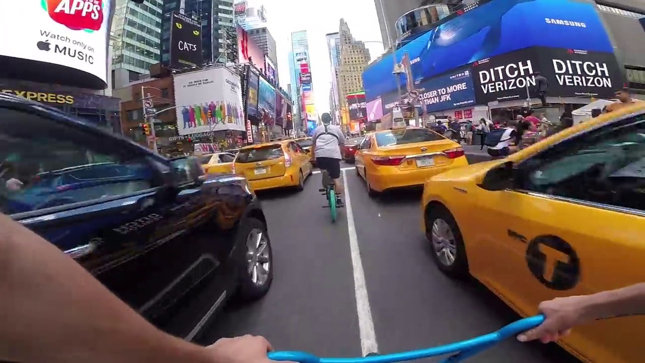Ce fou roule en BMX à fond entre les voitures à New York !