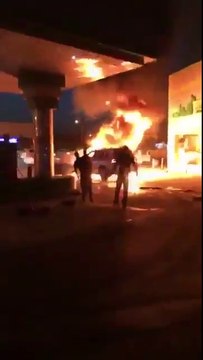 Courageux il pousse une voiture en flammes avec son 4x4 hors d'une station service !