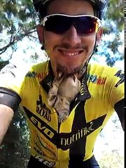 Cyclist Rescued Lonely Kitten On The Roadside, She Didn`t Stop Kissing Him All The Way To Her New Home…