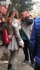Cette femme éclate son mari en pleine rue parce qu'il l'a trompé !