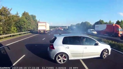 Un autocar évite de justesse une collision sur une autoroute