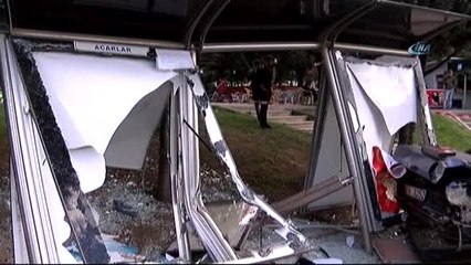 Ataşehir'de Kamyonet Otobüs Durağına Daldı: 1 Öğrenci Yaralandı