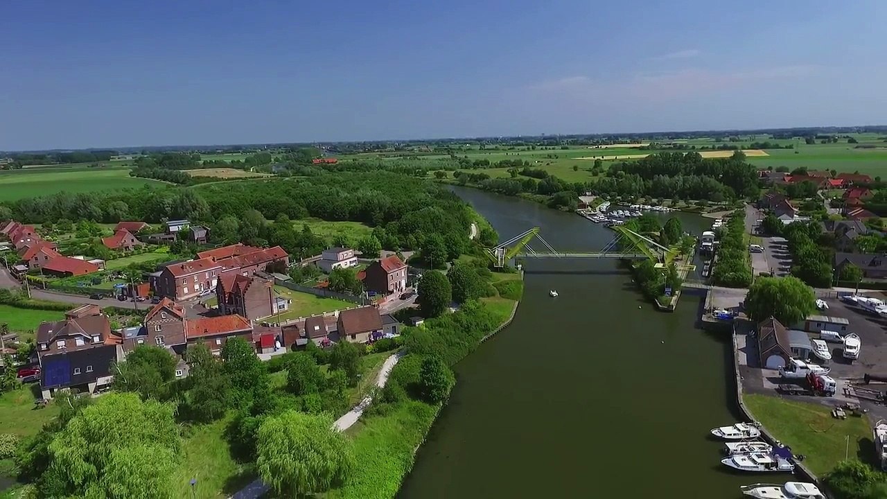 Deûlémont dans le Nord de la France en vue aérienne