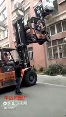 Скачать видео: Regardez comment ils se font livrer une machine à laver... Taré