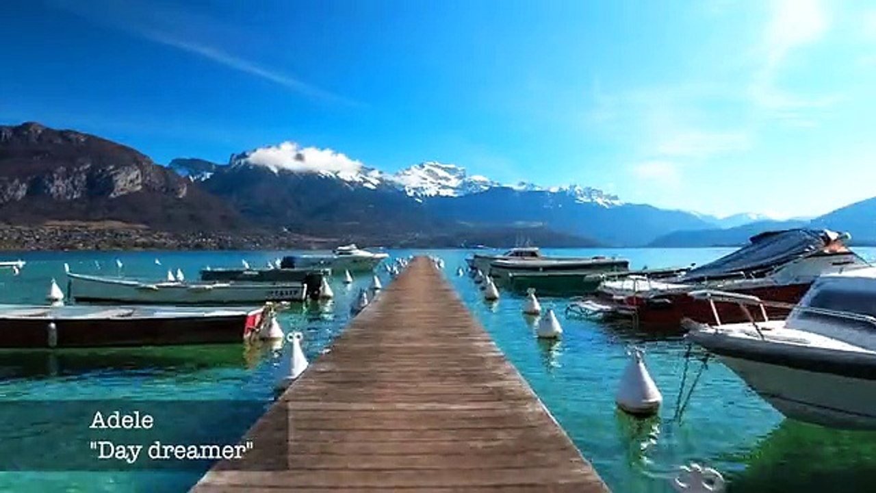 Le lac d’Annecy survolé et filmé par un drone