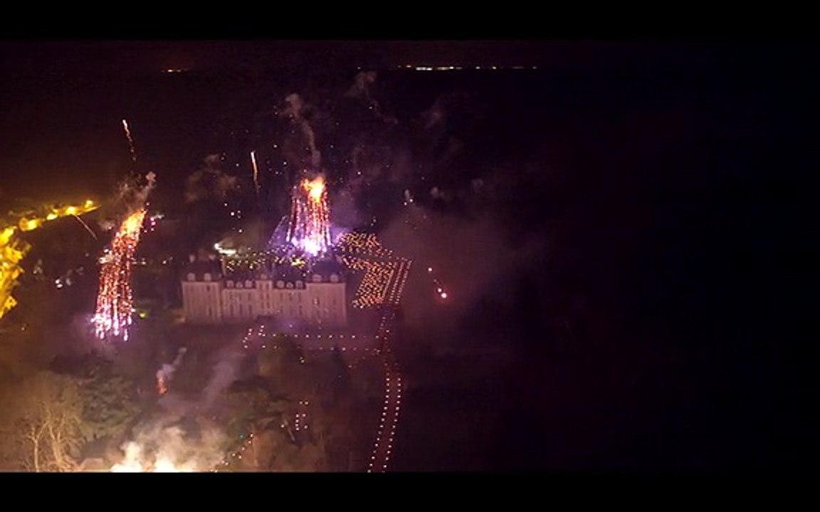 Feu d’artifice au château de Cheverny en vue aérienne
