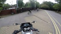 Un motard qui récupère le smartphone d'une femme volé par un jeune !