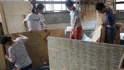 طلاب يابانيون يمتهنون تصليح الأبواب والشبابيك