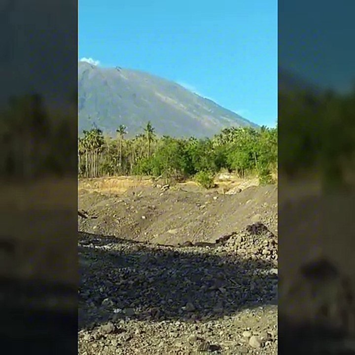 Asap putih terlihat dari puncak Gunung Agung  10 OKTOBER 2017