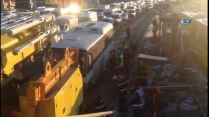 Minibüs Metrobüs Durağına Girdi; 3 Yaralı