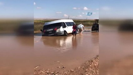 Okul Servisi Su Dolu Çukura Düştü...öğrenciler Minibüsten Son Anda Çıkartıldı