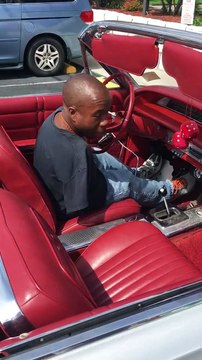 Cet homme sans bras conduit sa voiture d'une façon incroyable... Tout au pieds!