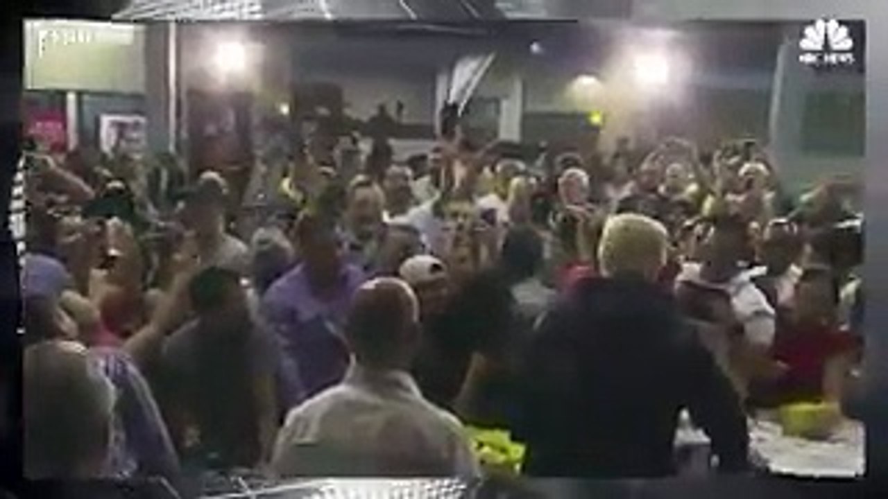 El lance de servitoallas de Trump a damnificados de Puerto Rico