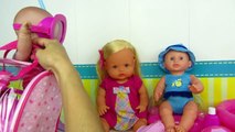 Bañando bebés de juguete con juguetes de playa y piscina en Mundo Juguetes vídeos de muñecas