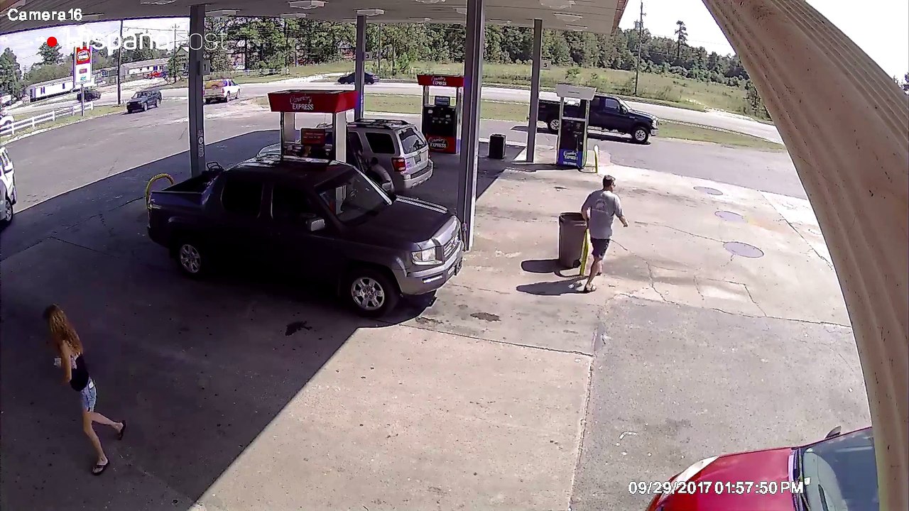 Vea el aparatoso accidente ocurrido cerca de una estación de gasolina en EEUU