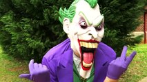 Joker vs Frozen Elsa - Sihirli Tuvalet Savaşı! gerçek hayatta süper kahraman Fun :)