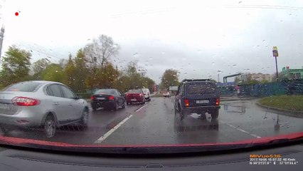 Un conductor sufrió un buen susto al pasar por las vías de un tren