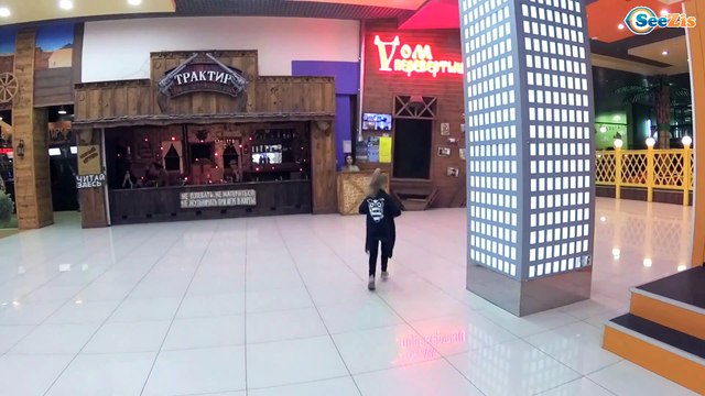 ВЛОГ Ярослава и Дом-Перевертыш! Гуляем по Потолкам вверх ногами! КАКАШКИ в УНИТАЗЕ / Toilet Poop