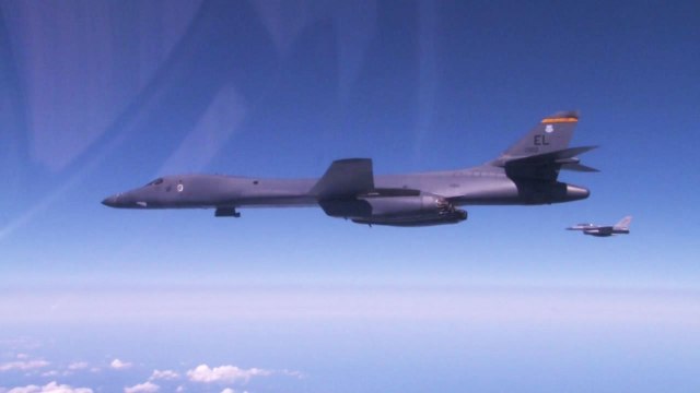 美 B-1B 폭격기 2대 한반도 야간 출격 / YTN