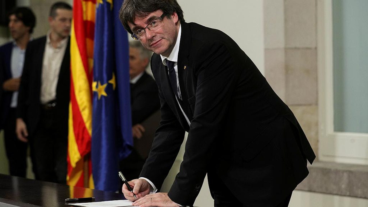 Puigdemont declara una independencia por fases. Rajoy estudia medidas extraordinarias